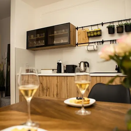 Room21 Free Garage Apartman