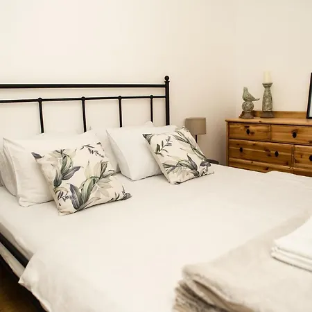 Room21 Free Garage Apartman