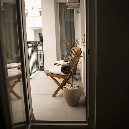 Room21 Free Garage *