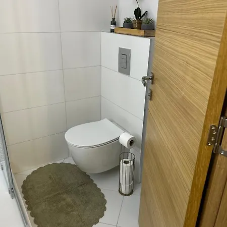 Room21 Free Garage Apartman